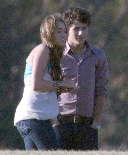 miley-cyrus-nick-jonas-hug-01[1]