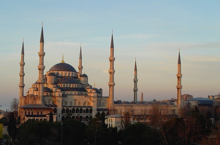 Sultan Ahmed Mosque in Istanbul - Turkey (exterior) - Islamic Architecture Around the World