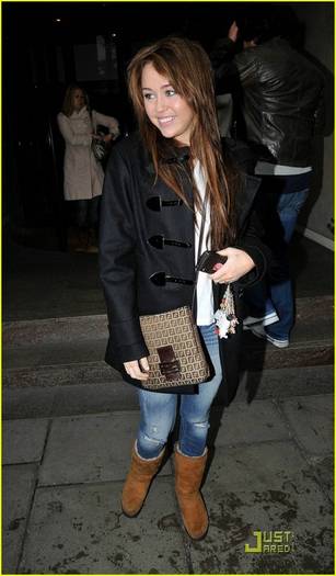 mileycyruslondonstudio0se5 - miley Cyrus