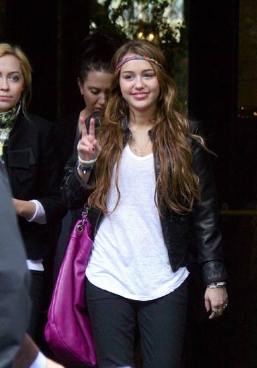 miley-cyrus-candids55090ew-cyrus-b-gr-01[1]