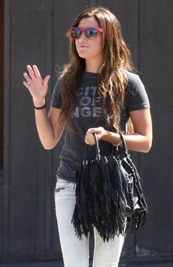 ashley-tisdale-scarpe-leopardate-09 - ASHLEY TISDALE POZE RARE