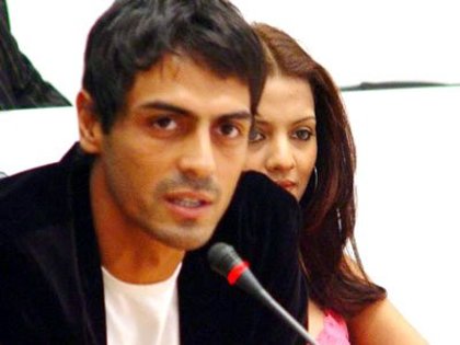 Arjun spunand ceva