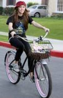 miley - miley pe bicicleta