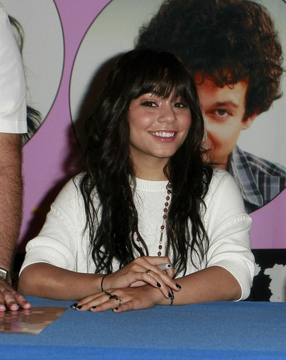 Vanessa+Hudgens+Signing+Autographs+Philadelphia+uO42uJRGZ1Cl