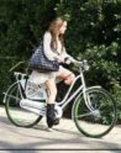 imagesCADHOTUD - miley pe bicicleta