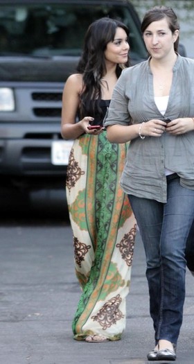 Vanessa+Hudgens+Out+Hollywood+trHZvibgy0Vl