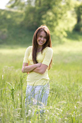 miley-cyrus_COM-hannahmontanathemovie-stills006 - hannah montana the movie