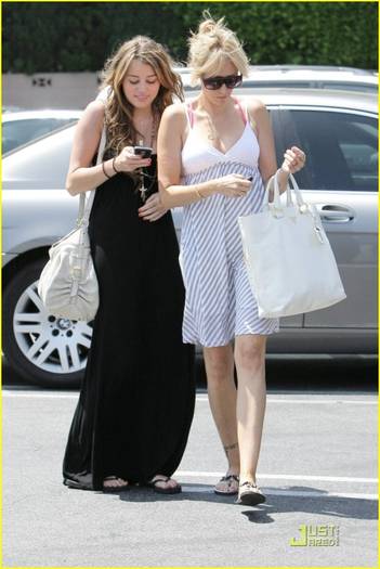 2ev6eyd - Miley Cyrus