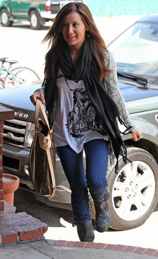 Ashley Tisdale Arriving Dance Studio rnVV0H1cO3jl - mollt