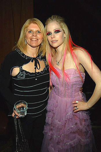 avril_and_her_mother - AVRIL LAVIGNE