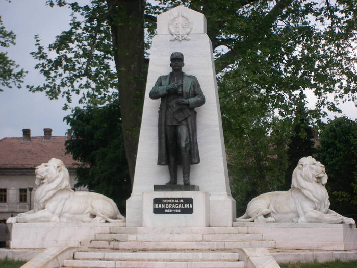 Caransebes-Statuia generalului Dragalina - Excursii 2009