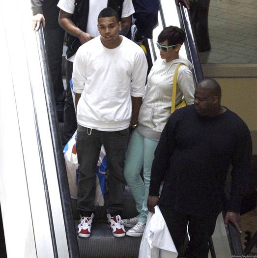 Rihanna_shopping_with_Chris_Brown_at_the_Beverly_Center_in_Hollywood_2.06.2008_011