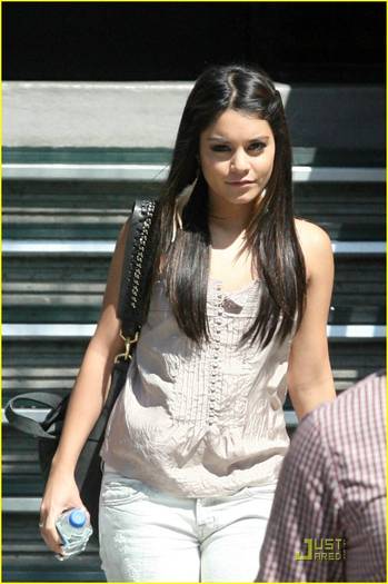 95tu6c - Vanessa Hudgens is wedwoost wonderful