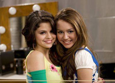 2 - Miley Cyrus si Selena Gomez