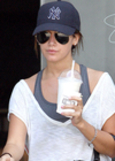 thumb_005 - ASHLEY TISDALE 9 SEPTEMBRIE 2009