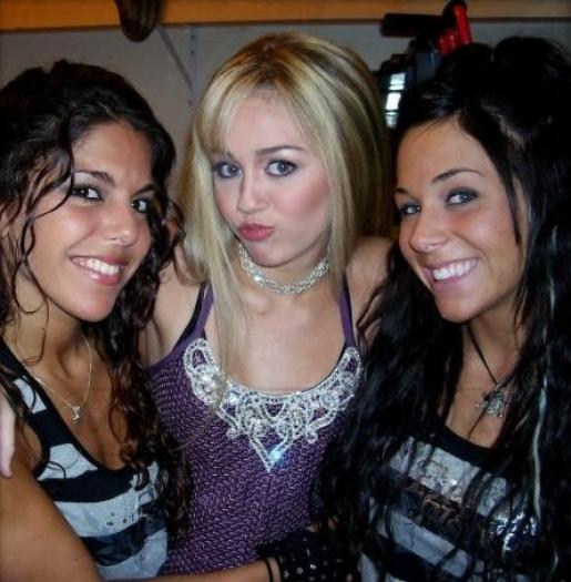 YGprsM241688-02 - Miley and her bff