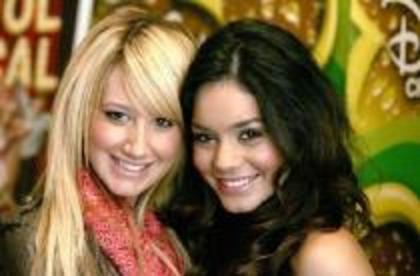 Suntem ok! - Banda desenata-Ashley Tisdale si Vanessa hudgens