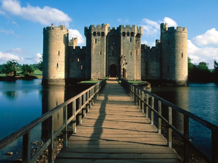 Bodiam Castle and Bridge, East Sussex, England - CASTELE