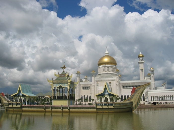 Omar Ali Saifuddien Mosque in Brunei - Islamic Architecture Around the World