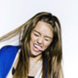 miley-cyrus-140975l-thumbnail_gallery - miley sedinta foto 3