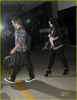 vanessa-hudgens-zac-efron-lax-01