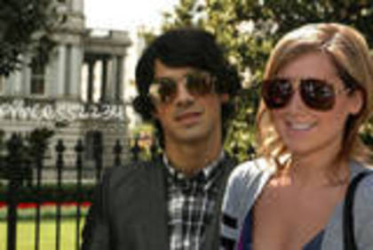 si jonas - ASHLEY TISDALE si  JONAS BROTHERS