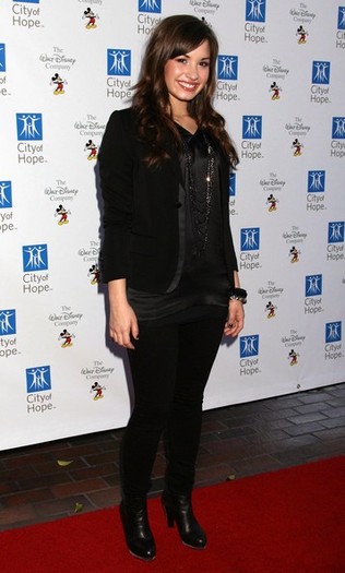 City+Hope+Benefit+Concert+Miley+Cyrus+Jonas+skO5-5gFp3Sl - 0-Demi Lovato-0