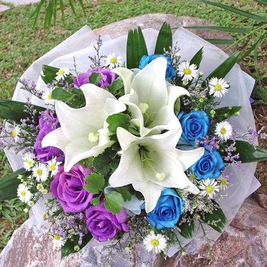 BF1114E_3_white_lily_with_4_blue_4_purple_Roses_handbouquet - Trandafiri albastri