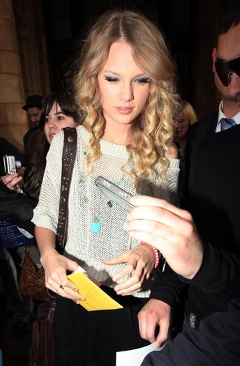 Taylor+Swift+Leaving+Landmark+Hotel+London+NcbhaXyqJ9Sl
