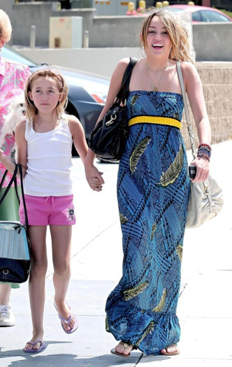 miley-cyrus-and-sister-noah-photos[1] - Miley Cyrus and Noah Cyrus