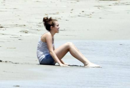 miley-cyrus-beach-nc