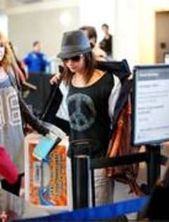 IRXLMXZOXJLKZCVGZWE - ASHLEY TISDALE IN AEROPORT