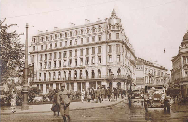 37. Intre Hotelul Louvre si Casa Capsa - Calea Victoriei