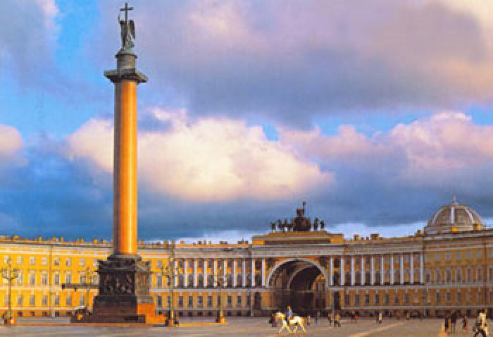 Sank Ptersburg-Palatul de iarna,Obeliscul inchinat victoriei impotriva lui Napoleon. - Sankt Petesburg