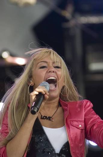 miley-cyrus_com-disneychannelgames2007-concert-apr27-e004