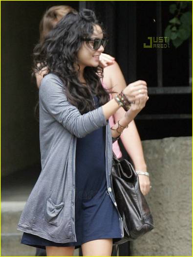 vanessa-hudgens-hollywood-home-18