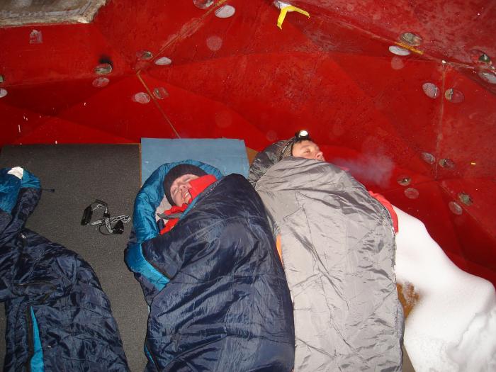 19.02.2009 183; in refugiul CAROL LEHMAN intr-un frig groaznic (in tara era cod galben , a fost in ziua cu snowborde

