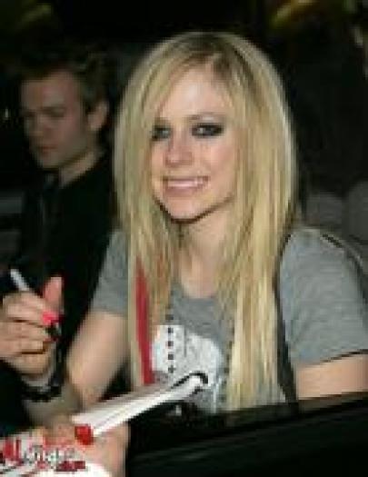ZQJGOXZIXFNCKIQZFKO - alte poze cu avril lavigne