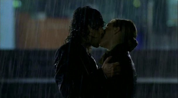 Alexandra si Andrei se saruta in ploaie