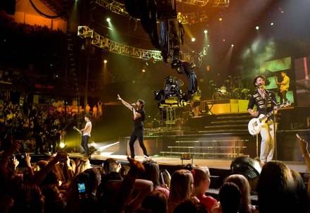 jonas-brothers-3d-concert-perform