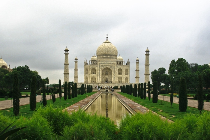 Taj Mahal in Agra - India (garden) - Islamic Architecture Around the World