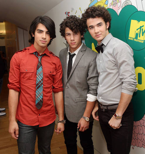 MTV TRL Present Jonas Brothers Cast American A4ViiCqz4djl[1] - JonasBrothers