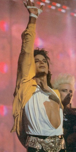 JTWTURPUFLMRRUIXPVJ - Michael Jackson cantand sh dansand la concerte