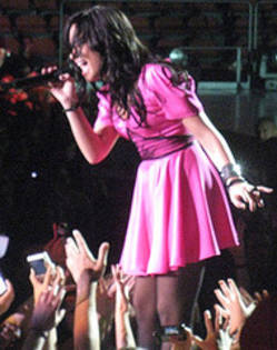6 - Demi Lovato - Intr-o rochie roz foarte frumoasa