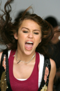 ONXFGRJHAXGKVPZGGCH - miley cyrus