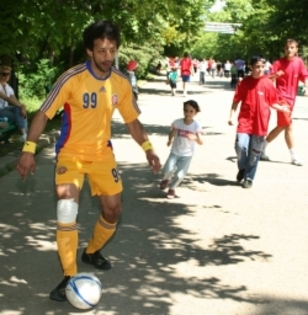 kamara-in-tricoul-nationalei-de-fotbal-a-artistilor-thumb-250-0-18