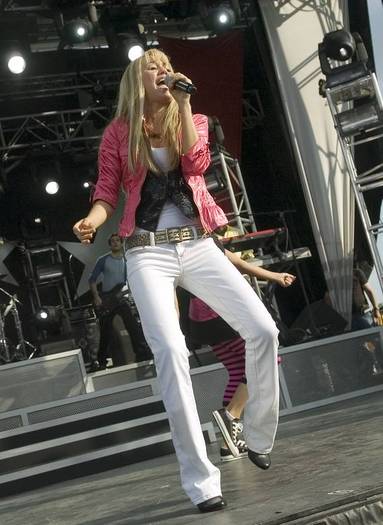 miley-cyrus_com-disneychannelgames2007-concert-apr27-b002 - Album pt giorgihannah