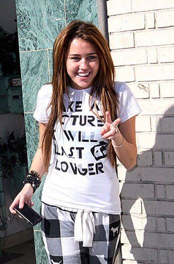 miley-cyrus-tshirt-photos-1[1] - miley pe strada