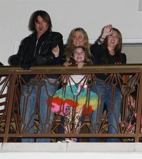 Miley_Cyrus_and_aa6c - miley si familia ei poze rare