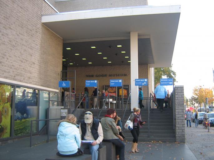Intrarea la muzeul Van Gogh - Amsterdam 2007 si 2008